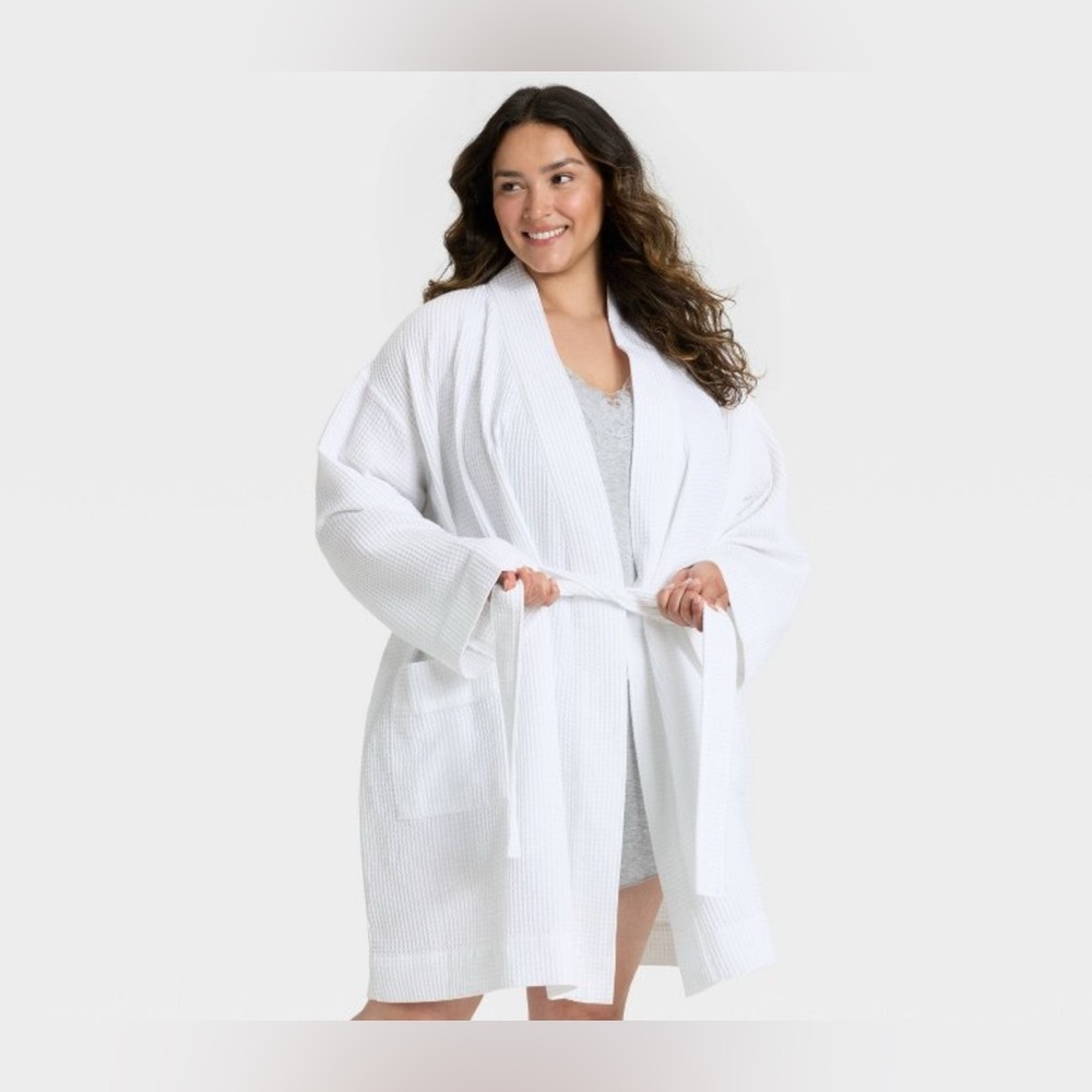 nwt- AUDEN White Waffle Knit Robe
Long sleeve, soft and warm